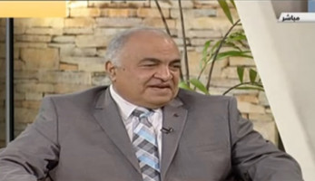 أستاذ مناعة: "بلاش فوبيا من الكورونا.. واعطسوا في الكم" (فيديو)
