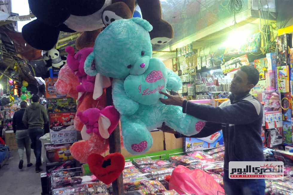 ركود في سوق «هدايا الفلانتين».. وتاجر: «سعر الدبدوب ارتفع من 65 جنيهًا لـ250»