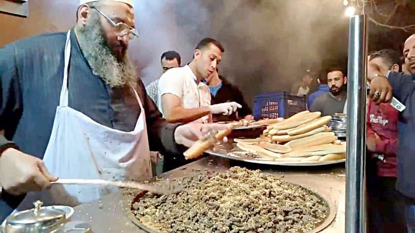 عز المنوفي يعمل رغم الإزالة.. القصة الكاملة لأزمة أشهر عربة كبدة في مصر