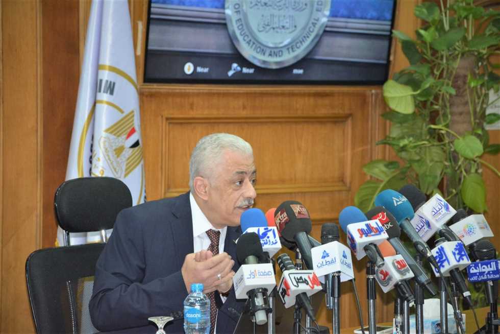 «التعليم» تُحقق بـ«مقاطع مبتذلة» و«رقص جديد على بنت الجيران» و«تدخين شيشة» (فيديو)
