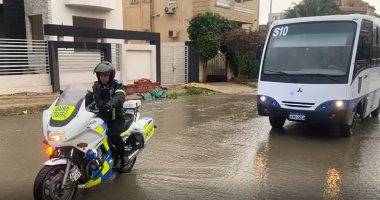 فيديو.. دراجات "المرور "ترافق أتوبيس طلاب المدارس لتوصيلهم لذويهم أثناء هطول الأمطار