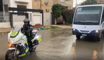 فيديو.. دراجات "المرور "ترافق أتوبيس طلاب المدارس لتوصيلهم لذويهم أثناء هطول الأمطار