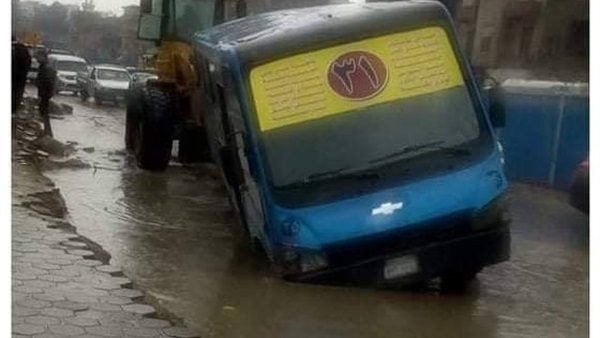 سقوط أتوبيس نقل داخل حفرة بحلمية الزيتون