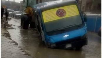 سقوط أتوبيس نقل داخل حفرة بحلمية الزيتون
