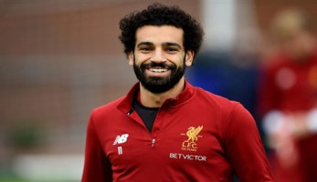 يتحدى «كورونا».. محمد صلاح يتناول الطعام الصينى (فيديو)