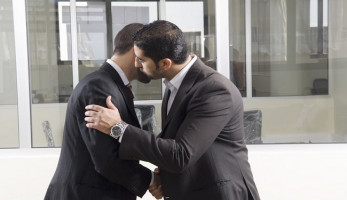 الصحة العالمية: منع المصافحة بالتقبيل والأحضان يحد من فيروس «كورونا»|فيديو