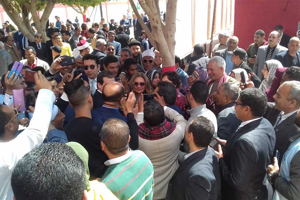 «عيب اللي بتعمله».. ليلى علوي تُوبخ مواطنًا في سوهاج (تفاصيل الواقعة)