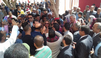 «عيب اللي بتعمله».. ليلى علوي تُوبخ مواطنًا في سوهاج (تفاصيل الواقعة)