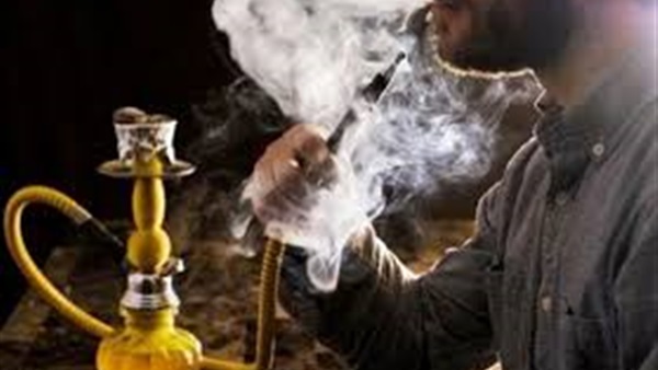 أطباء يوضحون خطر "الشيشة في نقل "كورونا".. ويطالبون بحظرها