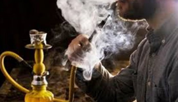أطباء يوضحون خطر "الشيشة في نقل "كورونا".. ويطالبون بحظرها