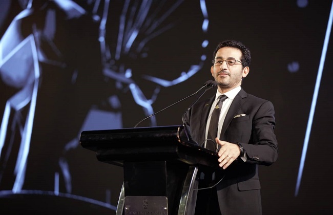 أحمد حلمي يدعم بائع كبدة.. وبنت البائع تشكره