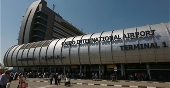 عزل راكبة يمنية في مطار القاهرة للاشتباه في إصابتها بفيروس كورونا