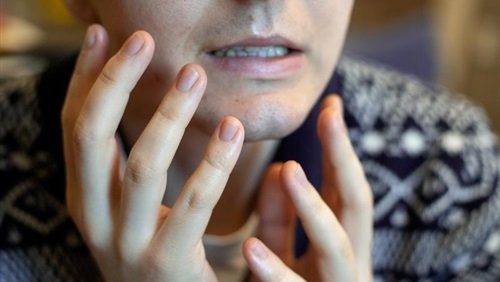 دراسة تؤكد: الإنسان يلمس وجهه 16 مرة فى الساعة