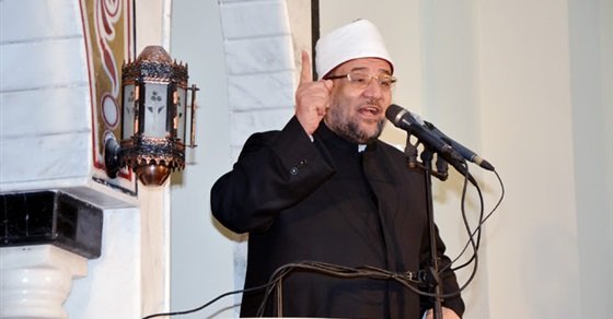 صلاة الجمعة.. وزير الأوقاف يخطب من ماسبيرو ويبكي أثناء الدعاء برفع البلاء .. قياس درجة حرارة المصلين عند دخول المسجد.. فيديو