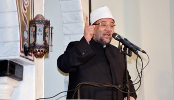 صلاة الجمعة.. وزير الأوقاف يخطب من ماسبيرو ويبكي أثناء الدعاء برفع البلاء .. قياس درجة حرارة المصلين عند دخول المسجد.. فيديو