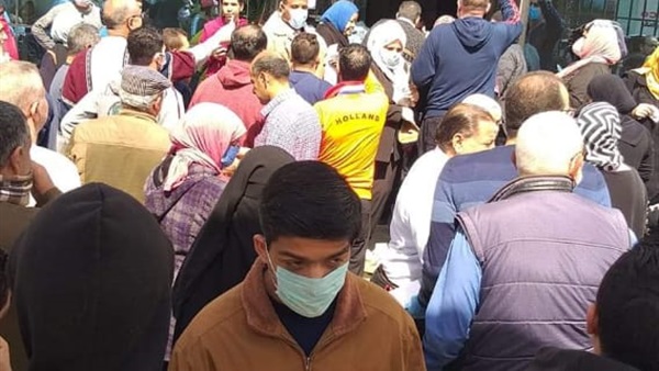 "زحام شرائح التابلت".. الأهالي يستغيثون بوزير التعليم خوفا من كورونا