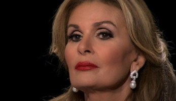 يسرا تدخل فى نوبة بكاء على الهواء بسبب والدتها (فيديو)