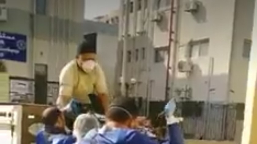 "الصحة": لسنا مسؤولين عن نقل جثمان المتوفى بكورونا على سيارة نقل