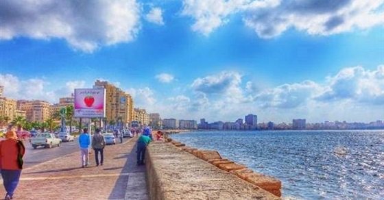محافظ الإسكندرية يعلق على ازدحام الكورنيش بالمواطنين والباعة الجائلين.. فيديو