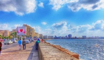 محافظ الإسكندرية يعلق على ازدحام الكورنيش بالمواطنين والباعة الجائلين.. فيديو