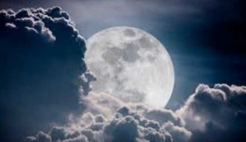 اليوم.. شاهدوا البدر العملاق بالسماء