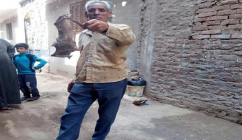 كورونا وحيلة المسن.. قرية بالقليوبية تواجه غزوًا للخفافيش في منزل مهجور (صور)