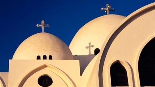 الكنائس تستبدل اللون الأسود بالأبيض