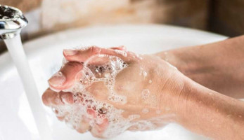 غسل اليدين دون تجفيفهما يزيد من فرص الإصابة بـ«كورونا».. ما الأسباب؟