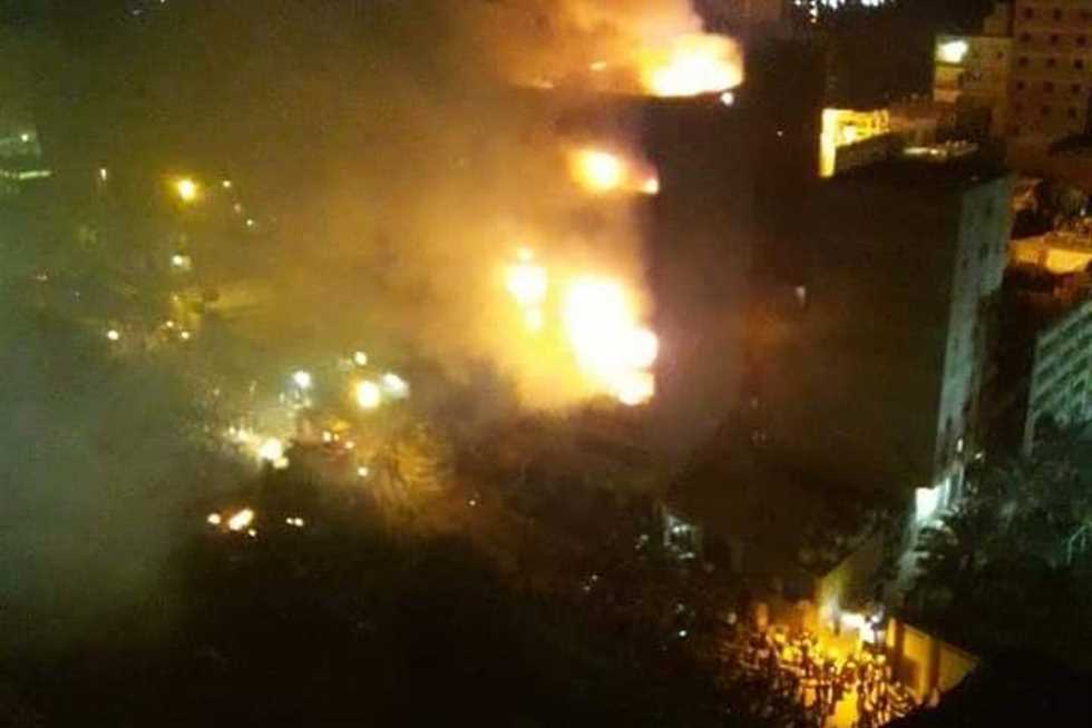 حريق هائل في معرض لتصنيع النجف بشبرا الخيمة.. إصابة 3 واحتراق مبنى 10 أدوار (صور)
