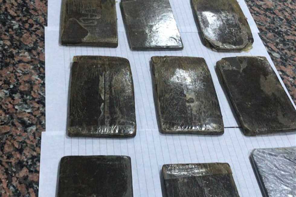 ضبط عاطل حاول ترويج  150 طربة حشيش ببرج العرب