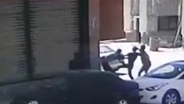 55 غرزة.. الاعتداء على صيدلي منع شباب من معاكسة البنات في الغردقة