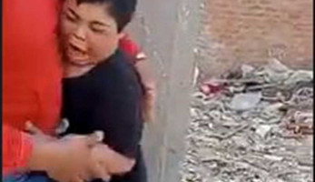 التضامن: بلاغ للنائب العام ضد شابين روعوا طفلا من ذوي الاحتياجات الخاصة بكلب (فيديو)