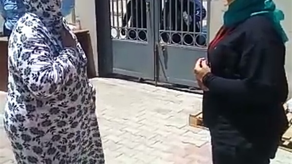 شاهد.. شفاء مصابة بكورونا عمرها 74 عامًا وخروجها من "العزل"