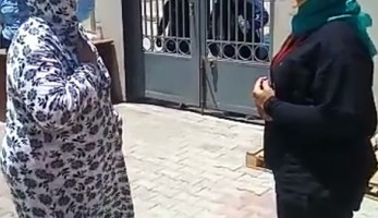 شاهد.. شفاء مصابة بكورونا عمرها 74 عامًا وخروجها من "العزل"