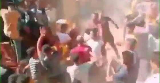 كورونا على نغمات الدي جي .. أهالي طوخ يخاطرون بحياتهم لنقل عفش عروسة