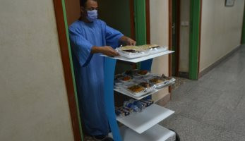 صور.. جامعة المنصورة تطلق أول روبوت لخدمة مرضى كورونا بمستشفى العزل