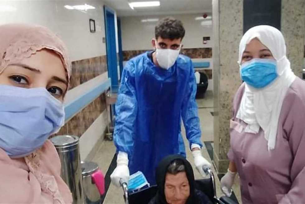 «الحاجة حبيبة».. تعافي أكبر مُسنة من كورونا في «عزل قها»