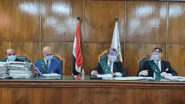 وقف 6 موظفين نظموا حفلا راقصا تشفيا في مديرتهم بعد قرار نقلها في البحيرة