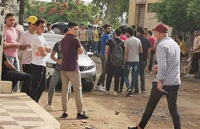 مشاهد تكشف استهتار بعض طلاب ثانوية عامة وأسرهم بـ"كورونا".. مراجعات وزحام أمام اللجان بدون كمامات| صور