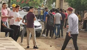 مشاهد تكشف استهتار بعض طلاب ثانوية عامة وأسرهم بـ"كورونا".. مراجعات وزحام أمام اللجان بدون كمامات| صور
