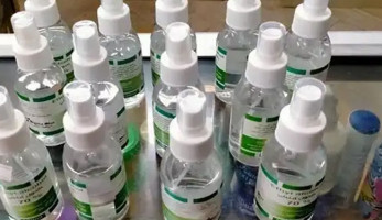 التموين تنفي إجبار المواطنين على شراء المطهرات على بطاقات التموين