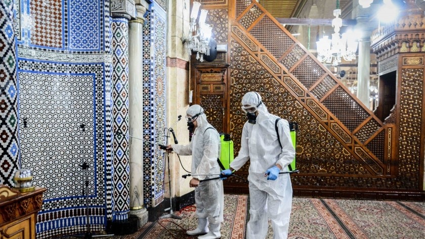 ماذا حدث داخل مسجد الحسين وأدى لإغلاقه؟.. أهالي المنطقة يجيبون