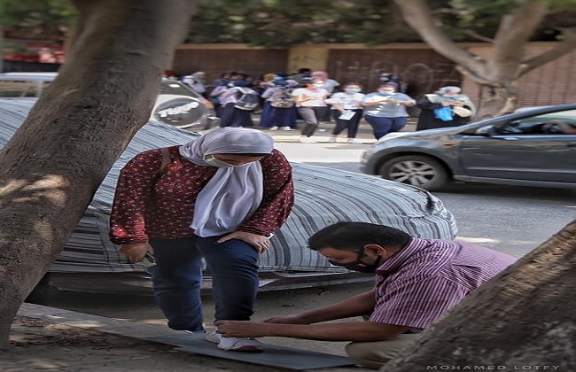 بعد انتشار صور لـ"أب" يربط حذاء ابنته بعد امتحانات الثانوية العامة.. صالح: فوجئت باحتفاء رواد مواقع التواصل