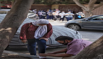 بعد انتشار صور لـ"أب" يربط حذاء ابنته بعد امتحانات الثانوية العامة.. صالح: فوجئت باحتفاء رواد مواقع التواصل