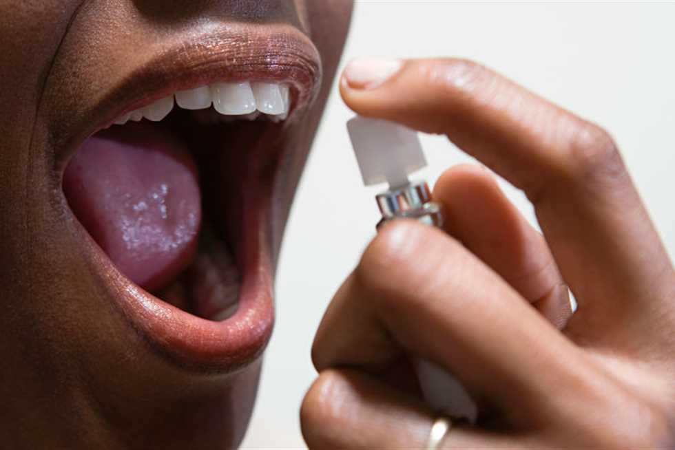 قد يكون مرض لا تعرفه.. لماذا تشعر برائحة كريهة من الفم أسفل الكمامة؟ (الأسباب كاملة)
