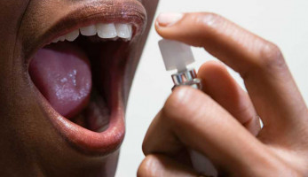 قد يكون مرض لا تعرفه.. لماذا تشعر برائحة كريهة من الفم أسفل الكمامة؟ (الأسباب كاملة)