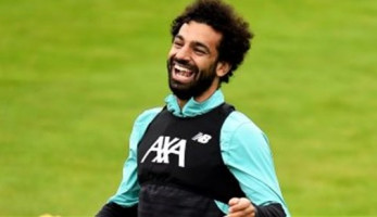 طبيب المنتخب: صلاح طلب المشاركة بين شوطي أوروجواي.. وكوبر خدع الإعلام