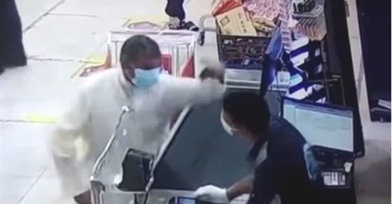 هديك نفس المرتب.. مصري يقدم عرضا مذهلا للشاب المعتدى عليه في الكويت