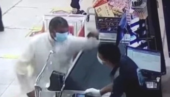 هديك نفس المرتب.. مصري يقدم عرضا مذهلا للشاب المعتدى عليه في الكويت