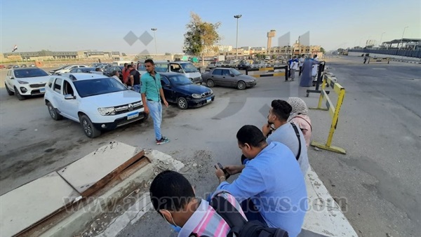 بالصور.. أهالي ضحايا انفجار لبنان في انتظار الجثامين بمطار القاهرة